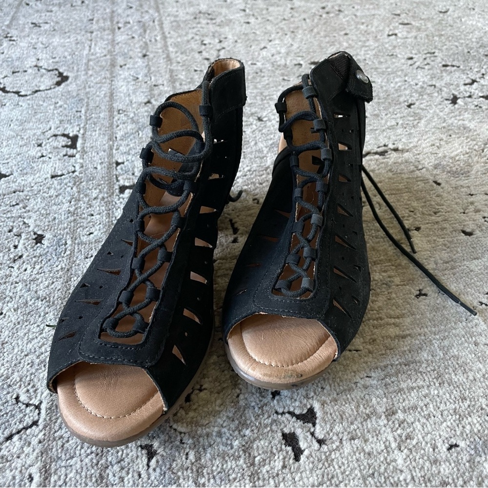 Earth Heels - Size 9